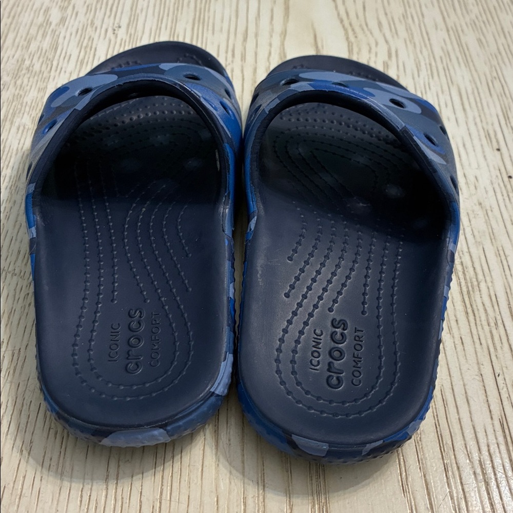 Little Boy’s Crocs Classic Slide Sandals (Navy/Camo) - Picture 5 of 11